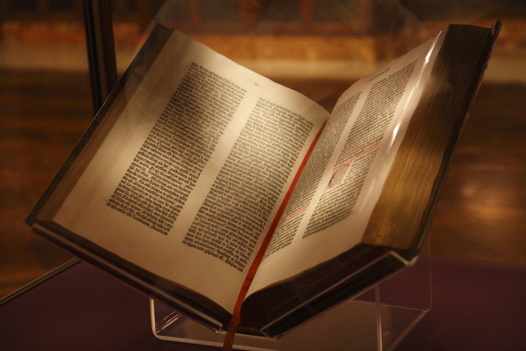 Gutenberg_Bible,_New_York_Public_Library,_USA._Pic_01