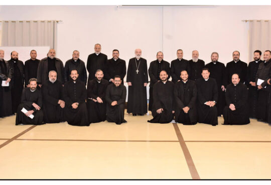 الأنبا باسيليوس يلتقي كهنة الإيبارشية بالواحة سنتر