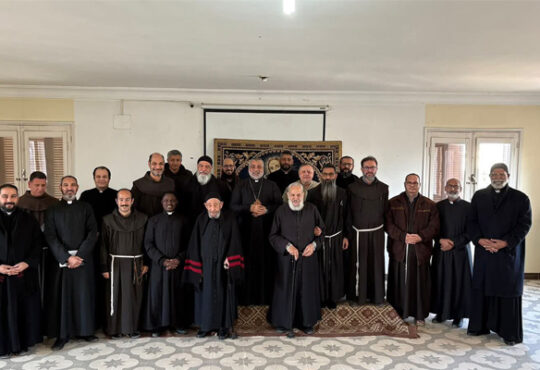الأنبا عمانوئيل يلتقي الإكليروس الإيبارشيّ في لقائهم الدوري