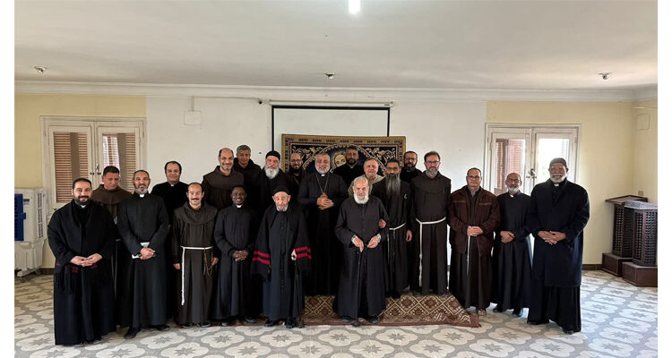 الأنبا عمانوئيل يلتقي الإكليروس الإيبارشيّ في لقائهم الدوري