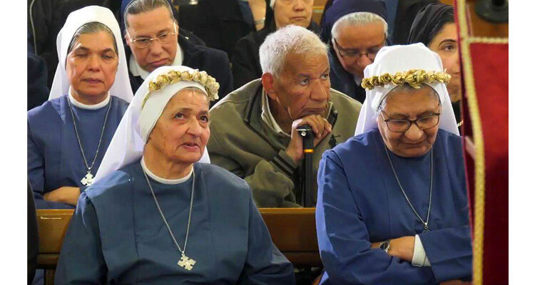 غبطة البطريرك الأنبا إبراهيم إسحق يترأس قداس اليوبيل الذهبي لراهباتين من الراهبات المصريات